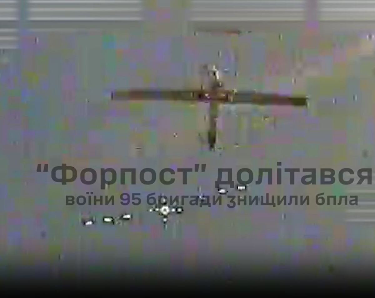 Theo lính dù, máy bay không người lái này đã tăng tốc lên hơn 160 km/h trong giây lát nhưng không thể thoát khỏi sự chặn đánh từ lực lượng Ukraine. Ảnh: @95 окрема десантно-штурмова Поліська бригада ДШВ ЗСУ.