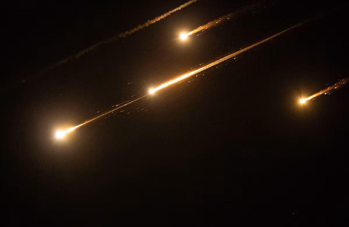 Theo các cơ quan truyền thông Iran, lực lượng Vệ binh Cách mạng Hồi giáo (IRGC) đã triển khai nhiều hệ thống tên lửa tiên tiến trong đợt tấn công đêm 14/6 nhằm vào Israel để trả đũa Tel Aviv không kích Tehran một ngày trước đó. Ảnh: @ The Defense Post.