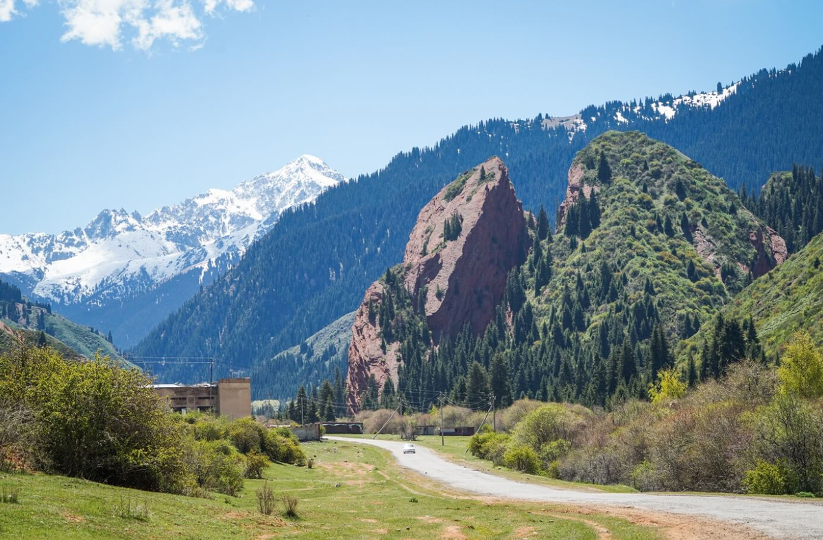 Theo đó, tại lưu vực Issyk Kul, nằm trong vùng kiến ​​tạo giữa dãy núi Küngöy Ala và dãy núi Teskey Ala trên biên giới với Kazakhstan ở độ cao 1.606 mét so với mực nước biển ở phía đông bắc Kyrgyzstan, Erkin Turbayev, một nông dân 60 tuổi ở làng Ak Bulun đang đào ruộng để trồng khoai tây bằng máy kéo thì bất ngờ tìm thấy một vật thể kỳ lạ. Ảnh: @Erkin Turbayev.