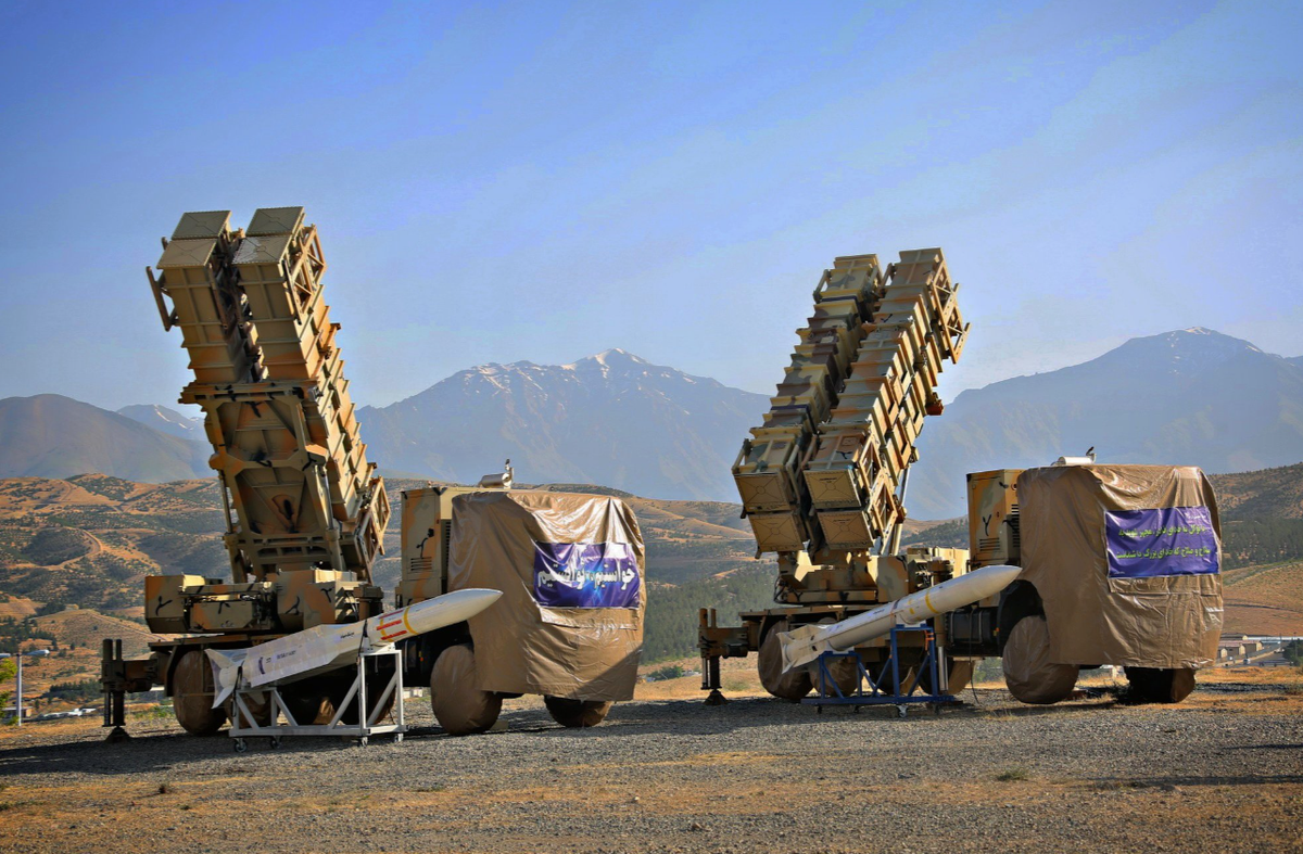 Tương tự như vậy, Khordad-15, một nền tảng khác của hệ thống phòng không Iran, được cho là có thể theo dõi và tiêu diệt sáu mục tiêu cùng lúc ở phạm vi 193 km. Tuy nhiên, trong cuộc tấn công này, các hệ thống này đã không kích hoạt kịp thời, với các nguồn tin khẳng định rằng, nhiều hệ thống đã bị phá hủy trước khi chúng có thể phóng một tên lửa vào mục tiêu. Độ chính xác của cuộc tấn công cho thấy sự hiểu biết sâu sắc về vị trí của chúng, làm dấy lên suy đoán về vai trò của tình báo Israel trong thành công của hoạt động này. Ảnh: @Missile Threat - CSIS.