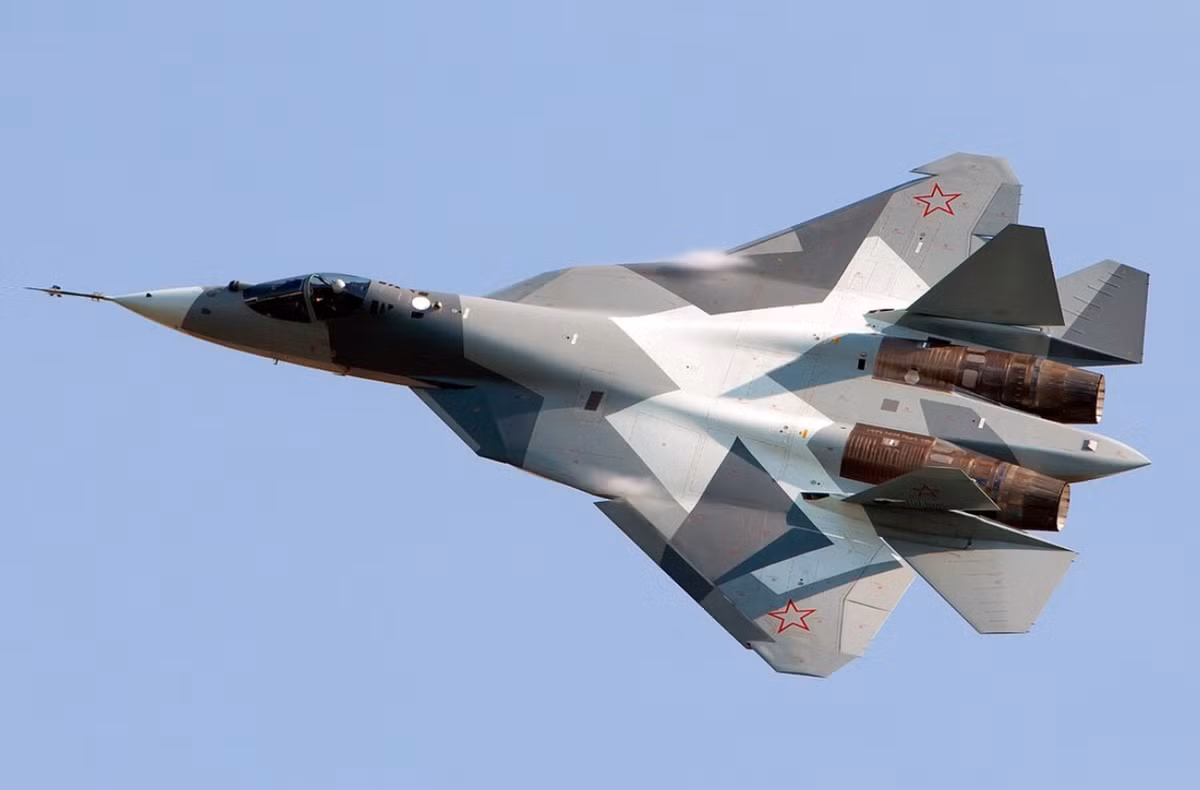 Được biết, Su-57E, một biến thể xuất khẩu của máy bay chiến đấu tàng hình thế hệ thứ năm Su-57 của Nga, là một máy bay đa chức năng hai động cơ được thiết kế để cạnh tranh với các máy bay phản lực tiên tiến nhất thế giới. Được phát triển bởi Sukhoi, một công ty con của United Aircraft Corporation của Nga, Su-57 (được biết đến với tên báo cáo của NATO là “Felon”)—lần đầu tiên bay vào năm 2010 và đi vào hoạt động trong Không quân Nga vào năm 2020. Ảnh: @SP's Aviation.