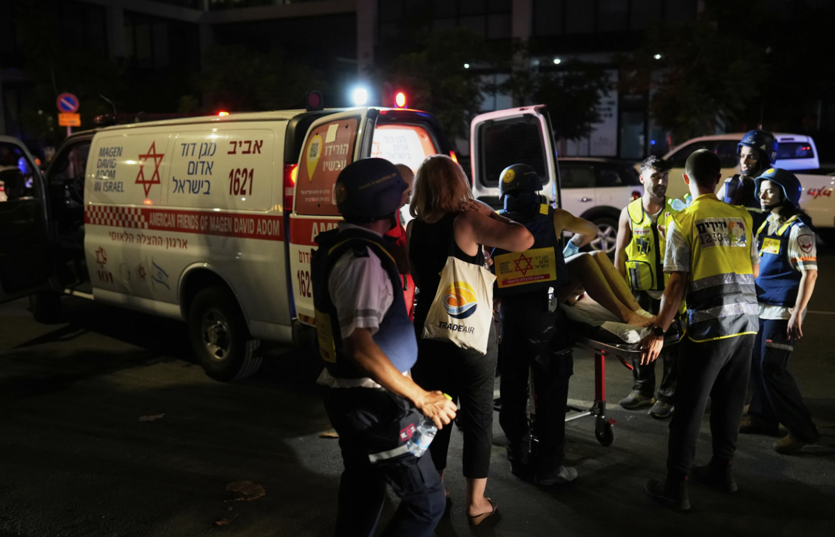 Đặc phái viên của Iran tại Liên Hợp Quốc Amir Saeid Iravani cho biết 78 người, bao gồm các quan chức quân sự cấp cao, đã thiệt mạng trong các cuộc không kích của Israel vào Iran và hơn 320 người bị thương, phần lớn là thường dân. Trong số những người thiệt mạng có ba nhà lãnh đạo quân sự hàng đầu của Iran: một người giám sát toàn bộ lực lượng vũ trang - Tướng Mohammad Bagheri; một người chỉ huy Lực lượng Vệ binh Cách mạng bán quân sự- Tướng Hossein Salami; và người đứng đầu chương trình tên lửa đạn đạo của Lực lượng Vệ binh- Tướng Amir Ali Hajizadeh. Ảnh: @/Tomer Appelbaum.