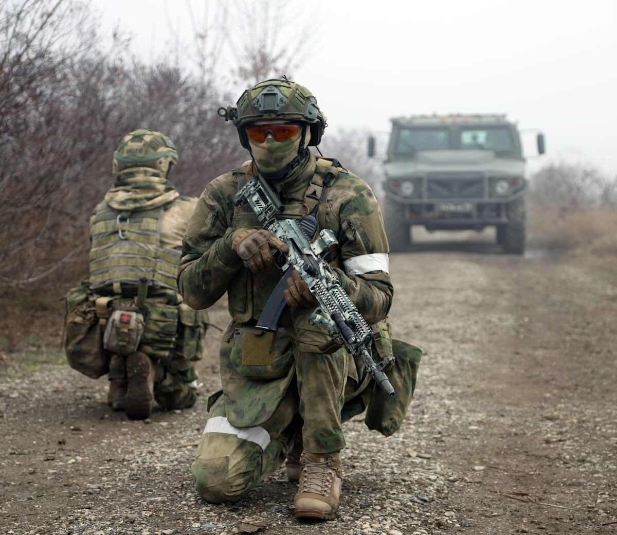 Các nhóm trinh sát Ukraine cho biết, Nga đang sử dụng chiến thuật “gặm nhấm” - tức tiến chậm, giữ chắc, nhưng liên tục gây áp lực bằng hỏa lực pháo binh và UAV cảm tử. Mỗi ngày, các vị trí tiền tiêu của Ukraine phải hứng chịu hàng chục đợt pháo kích, khiến khả năng phản công bị hạn chế.