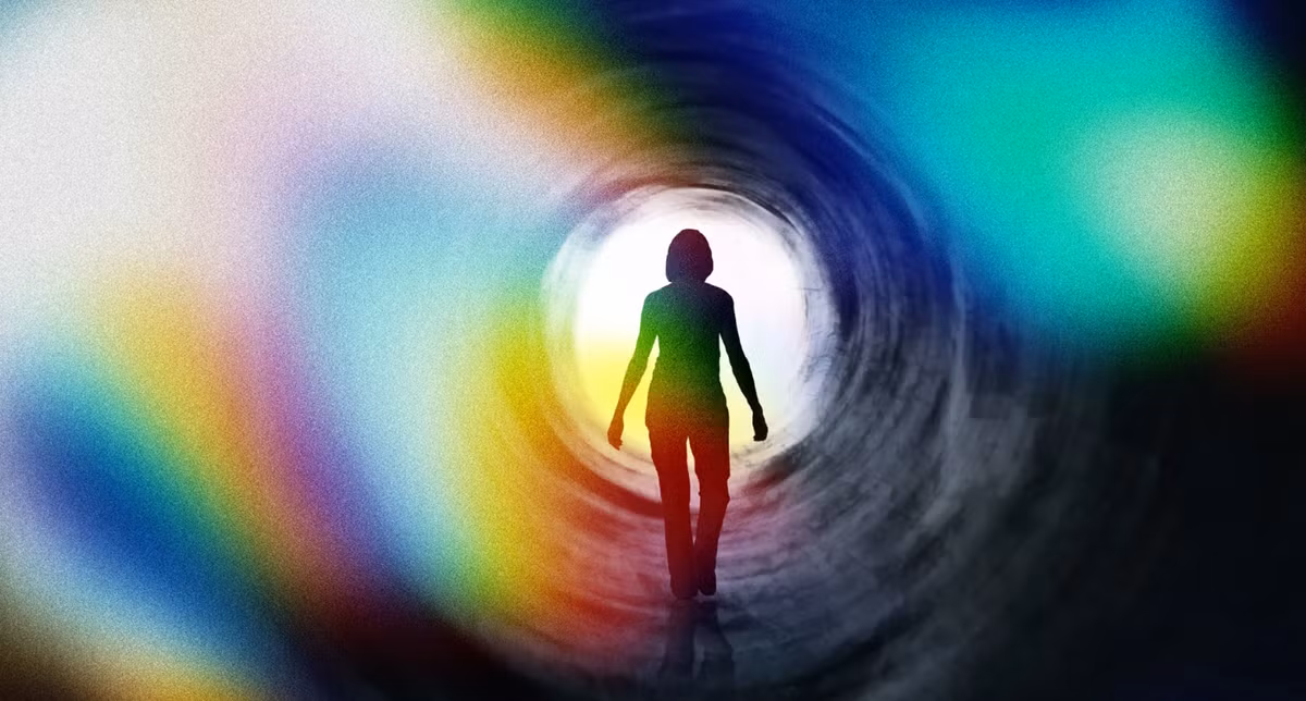 Ngược lại, Tiến sĩ Sam Parnia, người chỉ đạo nghiên cứu hồi sức và chăm sóc đặc biệt tại Trường Y khoa NYU Langone ở Thành phố New York, Mỹ chia sẻ: "Nhiều trường hợp cận tử mô tả cảm giác khi gặp lại người thân đã khuất của mình, gần như thể họ đến để chào đón”. Ảnh: @ Deezer.