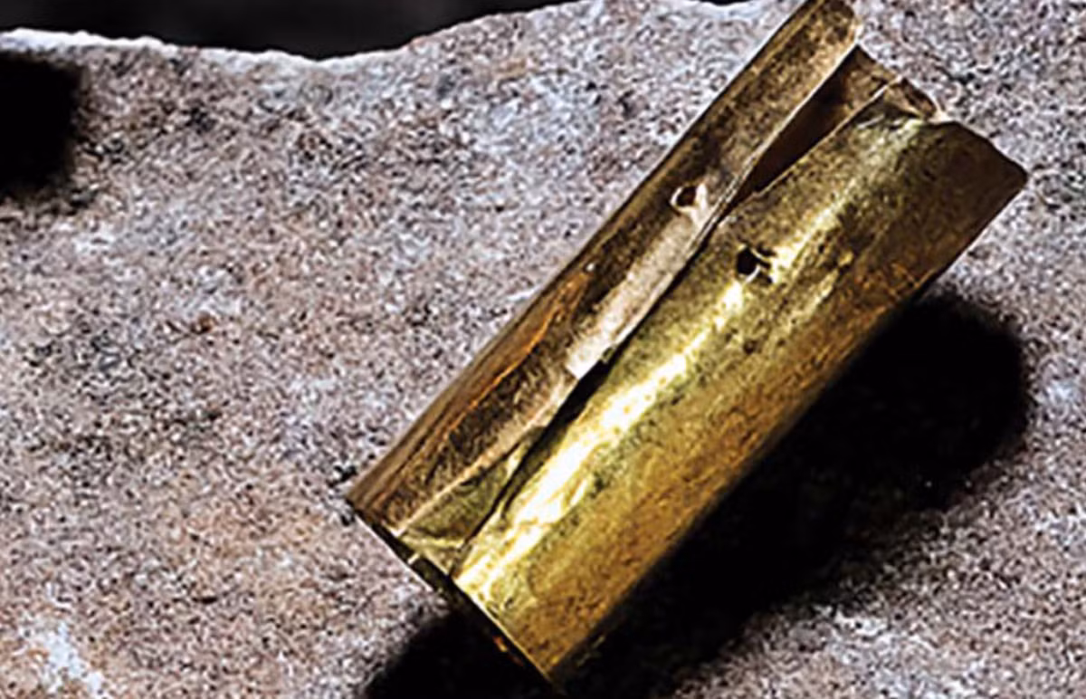 Nhóm chuyên gia còn tìm thấy một lá cuộn hình trụ dát vàng (2,5 x 1,3 cm), nằm cạnh tượng lạc đà không bướu trong chiếc hộp đá. Ảnh: @Đại học Bang Pennsylvania và Đại học Bruxelles.