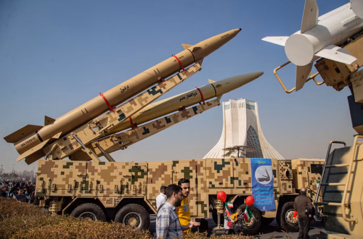 Ngoài các Tên lửa đạn đạo tầm trung (MRBM) này, Iran còn có một kho vũ khí lớn gồm các tên lửa đạn đạo tầm ngắn (SRBM, có tầm bắn từ 300 đến 1.000 km). Một số trong số này (dựa trên Scud của Liên Xô) sử dụng nhiên liệu lỏng nhưng hầu hết sử dụng nhiên liệu rắn. Nhiều trong số chúng cũng được trang bị các vây điều khiển và hệ thống định vị vệ tinh. Ảnh: @Morteza Nikoubazl.