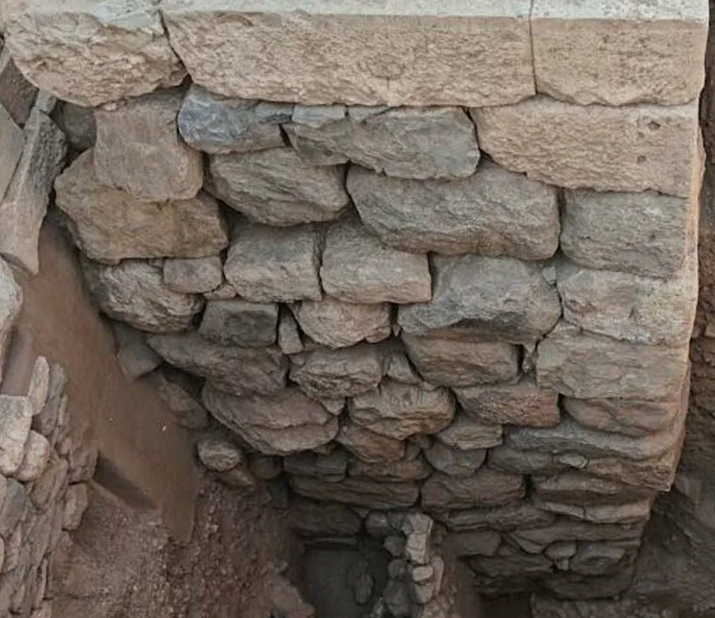 Có thể thấy, cung điện đồ sộ không chỉ là nơi cư trú mà còn là một biểu tượng của chủ quyền, một trung tâm hành chính và là một địa điểm nghi lễ của người Lydia cổ xưa. Ảnh: @stilearte.