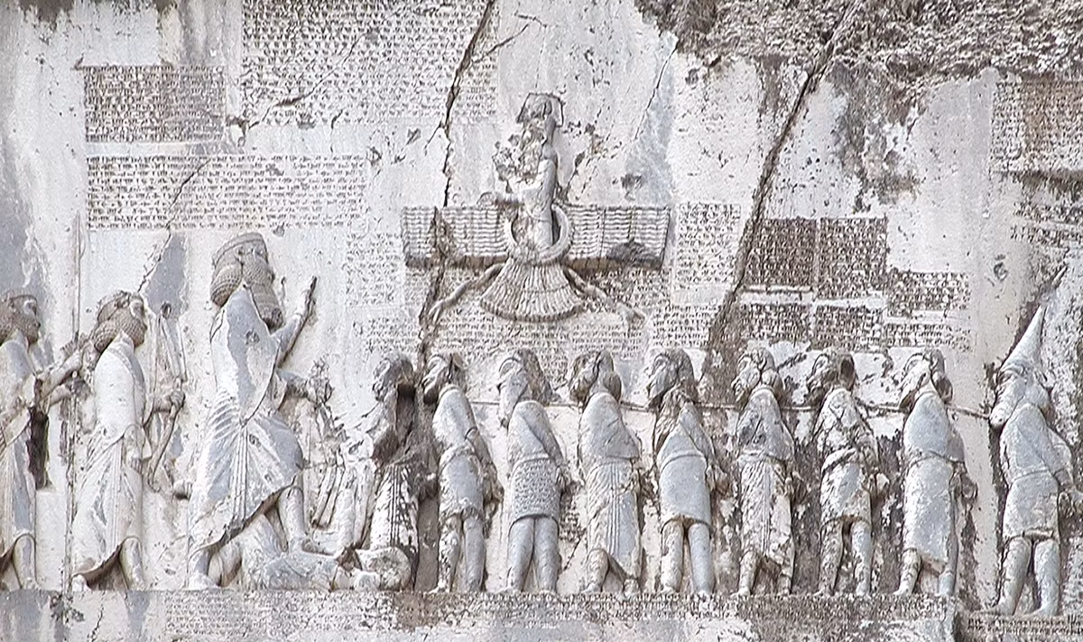 Ước tính, bức phù điêu mặt nạ này có niên đại từ Thời kỳ Achaemenid (năm 550–330 Trước Công Nguyên). Ảnh: @Bộ Văn hóa và Du lịch Thổ Nhĩ Kỳ.