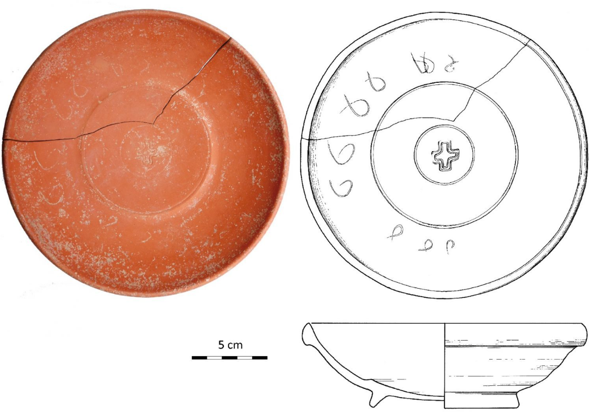 Còn chiếc bát được tìm thấy trong ngôi mộ của một người phụ nữ 30-40 tuổi, cùng với đồ trang sức, trứng bảo quản tốt và một dụng cụ dệt. Một cây thánh giá được đóng dấu vào đáy bát, và các dấu hiệu lạ được khắc vào vành bát có thể là biểu tượng ma thuật hoặc chữ rune. Ảnh: @BLfD.