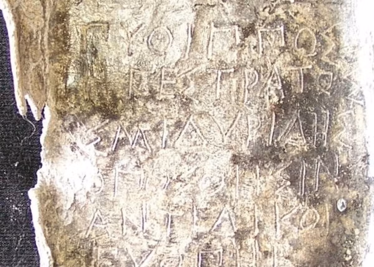 Các công tác thăm dò, phân tích khảo cổ chuyên sâu hơn cho thấy, tấm bia chì này có khắc các dòng chữ thuộc về nghi lễ tâm linh, ma thuật. Ảnh: @Viện Khảo cổ học Đức.