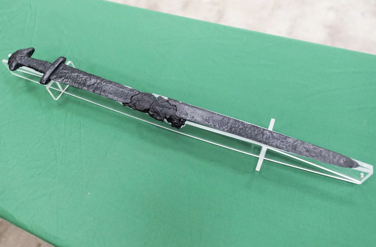Khi nhặt lên, kết quả thăm dò ban đầu cho thấy, đó là một thanh kiếm cổ. Ảnh: @Szczepan Skibicki.