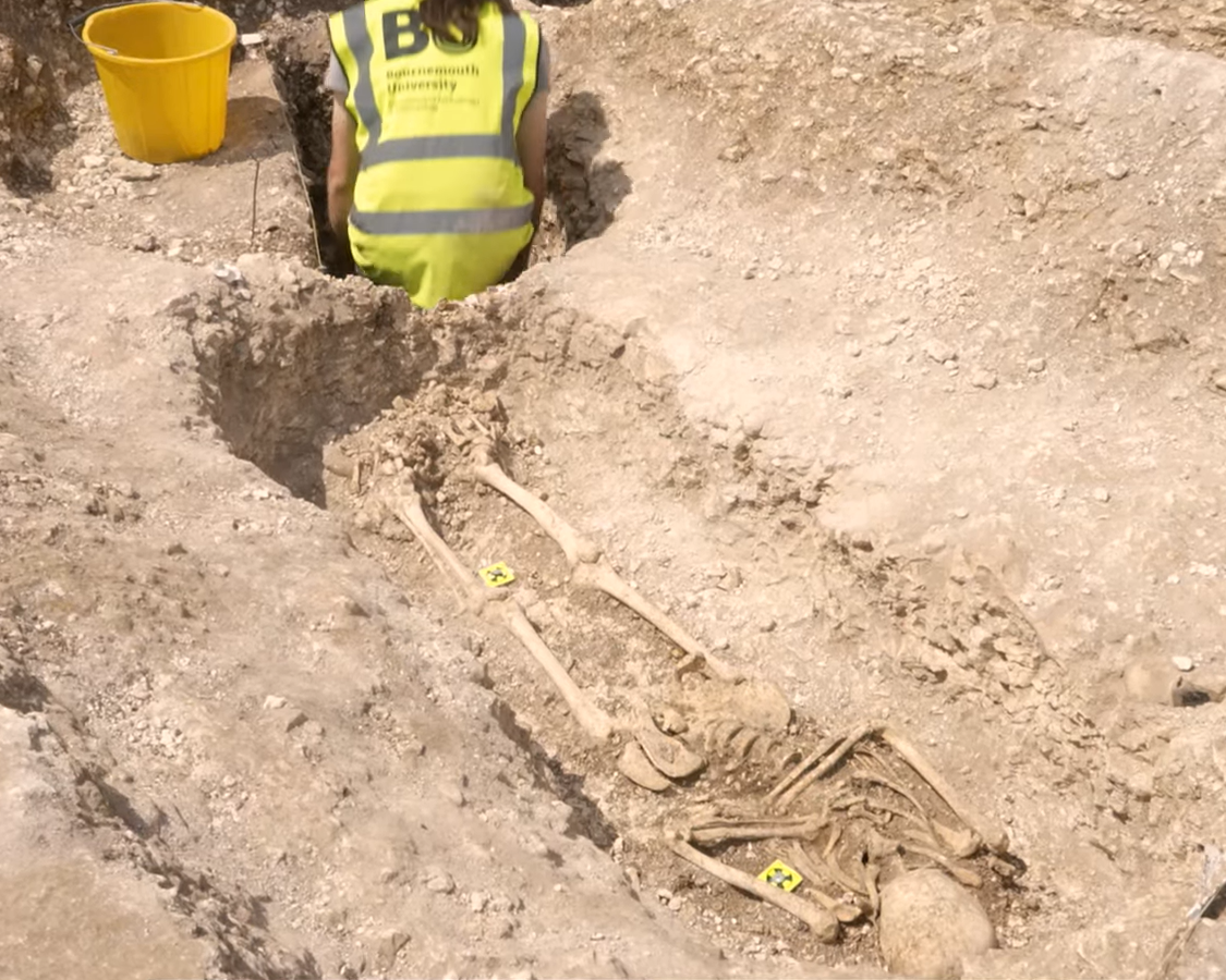 Đó là hài cốt của một phụ nữ trẻ, khoảng 25 đến 30 tuổi, được tìm thấy úp mặt xuống một bệ nhân tạo làm từ xương động vật đặt sẵn ở đáy hố. Cổ họng của cô bị thương và có dấu hiệu bị thương ở xương sườn trước khi chết. Ảnh: @Đại học Bournemouth.