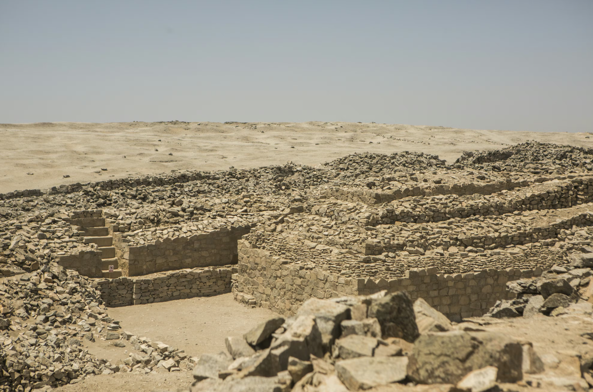 Ngay tại lối vào khu thánh địa Mặt Trời này, các nhà khảo cổ đã phát hiện ra một hiện vật làm sáng tỏ thêm câu chuyện: Đó là một chiếc bình gốm được trang trí hình chiến binh đang trong tư thế giao chiến. Ảnh: @stilearte.