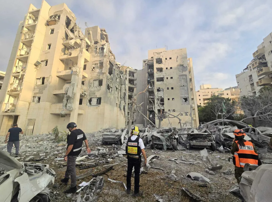 Bình luận của Bộ trưởng Quốc phòng Israel được đưa ra sau cuộc chiến kéo dài 12 ngày vừa kết thúc, trong đó phần lớn hệ thống tên lửa đạn đạo và phòng không của Iran đã bị phá hủy, chương trình vũ khí hạt nhân của nước này được cho là đã bị hư hại nghiêm trọng, các nhà khoa học hạt nhân và lãnh đạo quân sự hàng đầu của nước này đã bị ám sát. Các năng lực quân sự khác và cơ sở hạ tầng chỉ huy và kiểm soát quan trọng của Iran cũng bị tàn phá. Ảnh: @ DW.