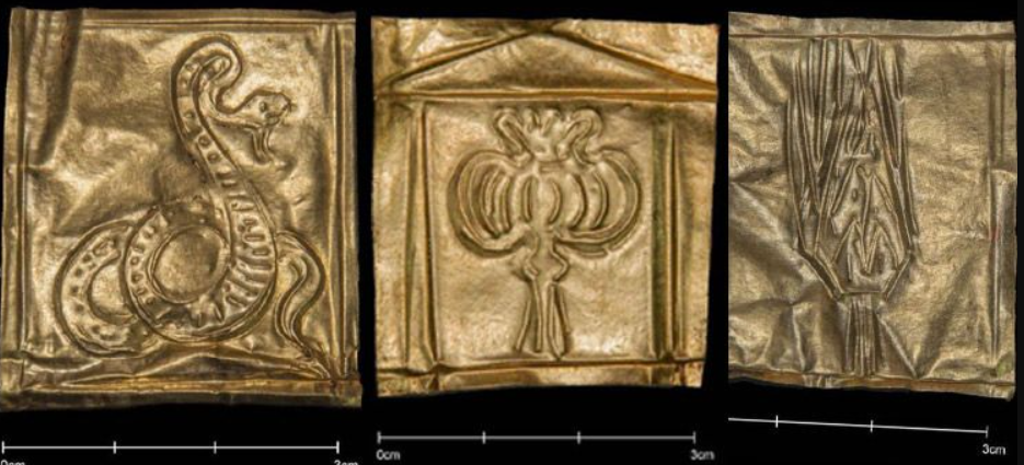 Ngoài bộ hài cốt, nhóm chuyên gia còn tìm thấy có ba tấm vàng có khắc hình vẽ chôn vào bên trong quan tài. Ảnh: @Bộ Cổ Vật Ai Cập.