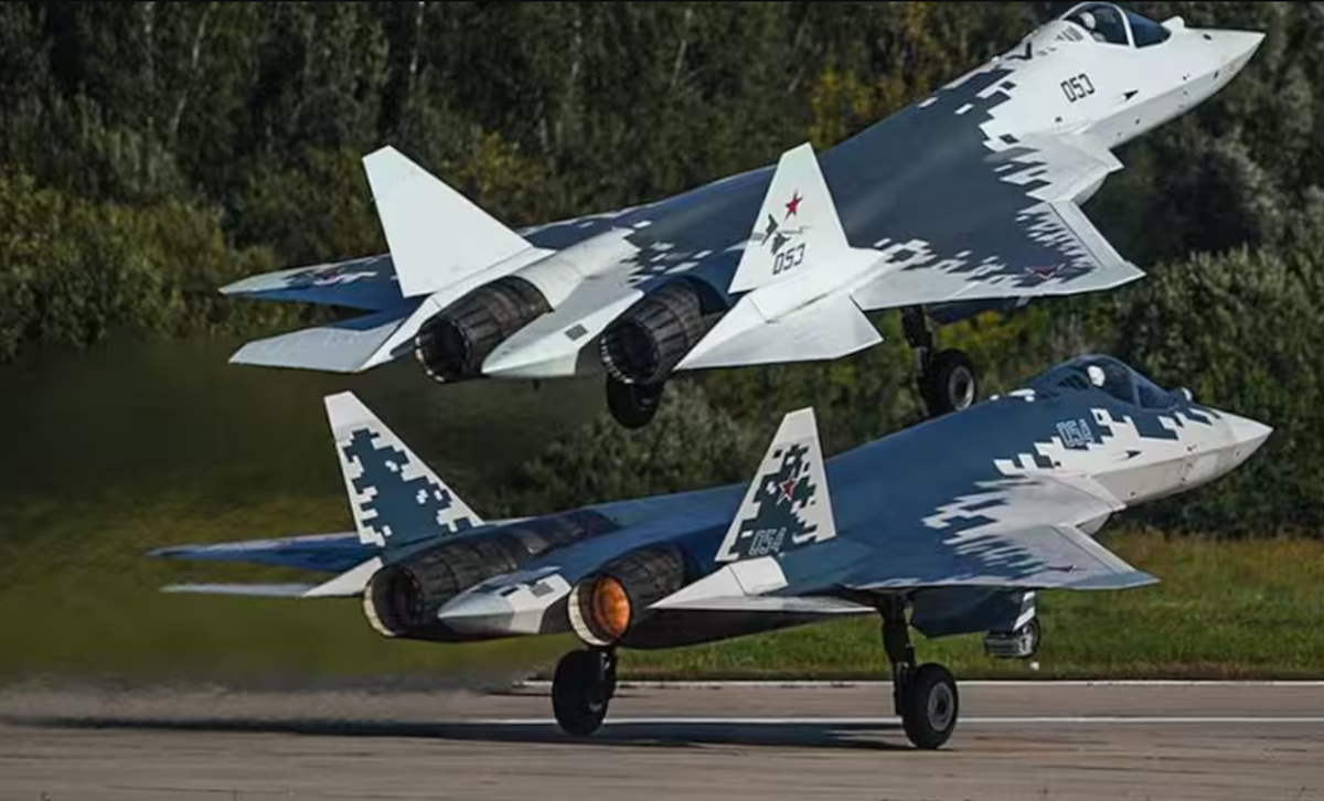 Trước mắt, động thái này báo hiệu sự thay đổi tiềm tàng trong cán cân quyền lực khu vực ở Bắc Phi, và nó đặt ra câu hỏi về khả năng của Su-57E, cũng như giá trị chiến lược của nó và những tác động địa chính trị rộng hơn của việc xuất khẩu dòng máy bay này. Ảnh: @Army Recognition.