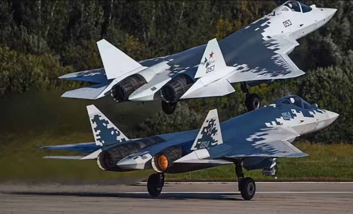 Trước mắt, động thái này báo hiệu sự thay đổi tiềm tàng trong cán cân quyền lực khu vực ở Bắc Phi, và nó đặt ra câu hỏi về khả năng của Su-57E, cũng như giá trị chiến lược của nó và những tác động địa chính trị rộng hơn của việc xuất khẩu dòng máy bay này. Ảnh: @Army Recognition.