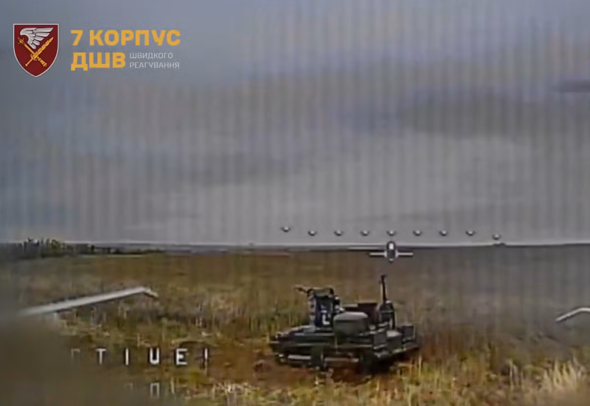 Theo kênh Telegram chính thức của Quân đoàn Phản ứng Nhanh số 7, vụ tấn công diễn ra khi hệ thống Kurier đang cố gắng tiếp cận các vị trí phòng thủ của Ukraine dưới sự điều khiển từ xa, lợi dụng địa hình bằng phẳng để ẩn mình khỏi sự quan sát và giám sát điện tử. Ảnh: @Quân đoàn Phản ứng Nhanh số 7.