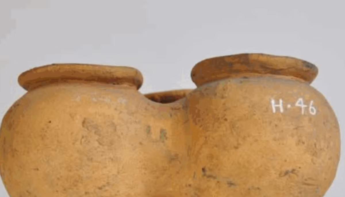 Hai là bình cúng tế, nó là chiếc bình có thể chứa các loại chất lỏng khác nhau (rượu, sữa, nước), được sử dụng trong các nghi lễ cúng tế hoặc thanh tẩy. Sự lưu chuyển chậm rãi của chất lỏng từ ngăn này sang ngăn khác mang ý nghĩa tượng trưng. Ảnh: @Wardell Armstrong Archaeology.