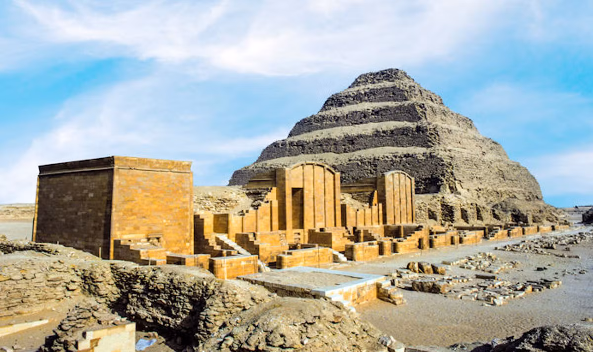 Theo đó, các nhà khảo cổ học đến từ Hội Đồng Cổ Vật Tối Cao Ai Cập khi khai quật ở Saqqara, Ai Cập thì bất ngờ tìm thấy một lăng mộ kỳ lạ, lâu đời. Ảnh: @Hội Đồng Cổ Vật Tối Cao Ai Cập.