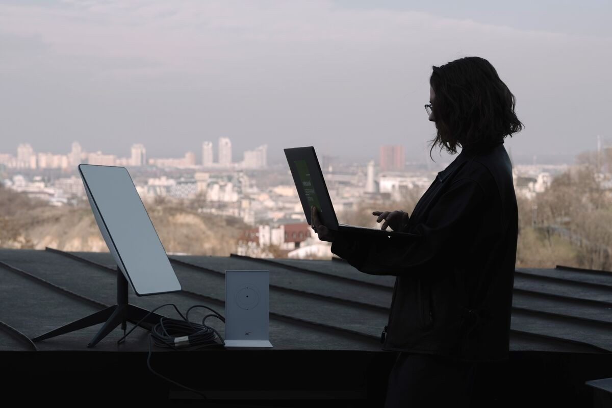 Việc triển khai các trạm thu vệ tinh hiện đại giúp Ukraine duy trì kết nối tại những khu vực bị Quân đội Nga tấn công vào hạ tầng dân sự và quân sự như lưới điện và mạng viễn thông.