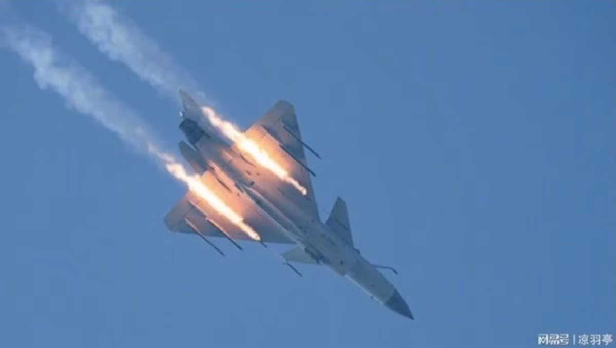 Nếu được xác thực, các cáo buộc rằng tiêm kích Rafale bị bắn hạ bởi J-10C của Pakistan sẽ đánh dấu tổn thất chiến đấu đầu tiên được xác nhận của dòng Rafale kể từ khi nó được đưa vào trang bị trong các lực lượng không quân toàn cầu — một diễn biến đáng chú ý trong bối cảnh loại máy bay này ngày càng được ưa chuộng, từ Ấn Độ và Ai Cập cho đến UAE và Croatia. Ảnh: Sohu