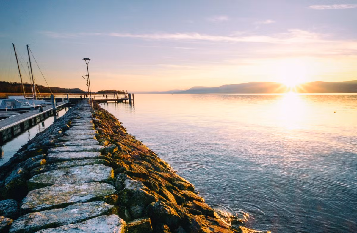 Các nhà khảo cổ học đã phát hiện ra một chiếc thuyền độc mộc được bảo quản khá tốt từ Thời Kỳ Đồ Sắt Sớm ở Hồ Neuchâtel, phía tây Thụy Sĩ. Ảnh: @ Sở Khảo Cổ Học Bang Vaud.