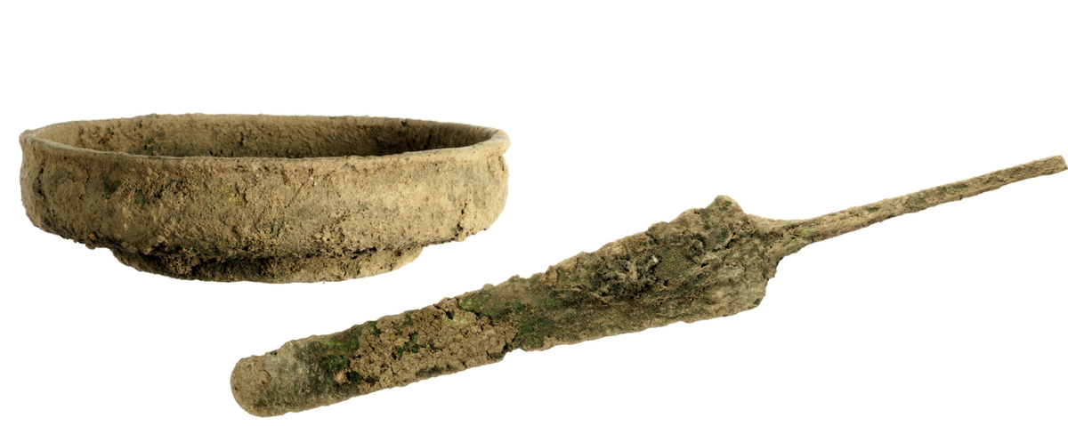 Quan tài được chôn cất cùng với các bình đựng thực phẩm bằng gốm, một con dao găm và bát bằng đồng, cùng xương động vật. Đây có thể là đồ cúng tế cho các vị thần, và là phương tiện cung cấp thức ăn cho người quá cố trên hành trình bước sang thế giới bên kia. Bên trong quan tài có một bộ xương của người đàn ông trưởng thành. Ảnh: @Cơ Quan Cổ Vật Israel.