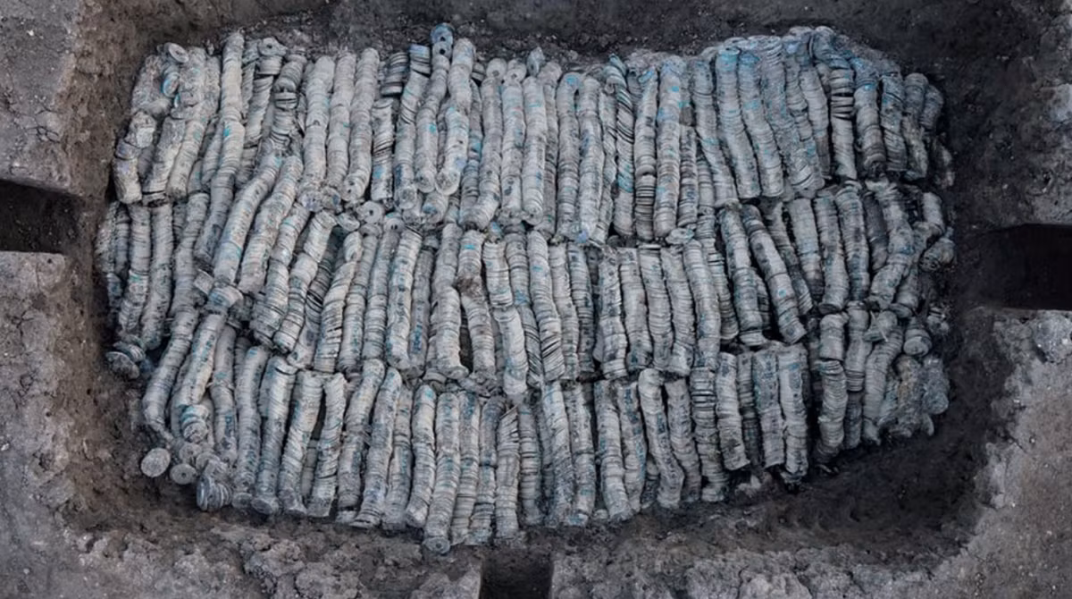 Các nhà khảo cổ học đã phát hiện ra một kho báu khổng lồ gồm hơn 100.000 đồng tiền cổ, có niên đại hơn 2.000 năm, trong quá trình khai quật một công trường xây dựng ở thành phố Maebashi, tỉnh Gunma, miền trung đất nước Nhật Bản. Ảnh: @Thành phố Maebashi.