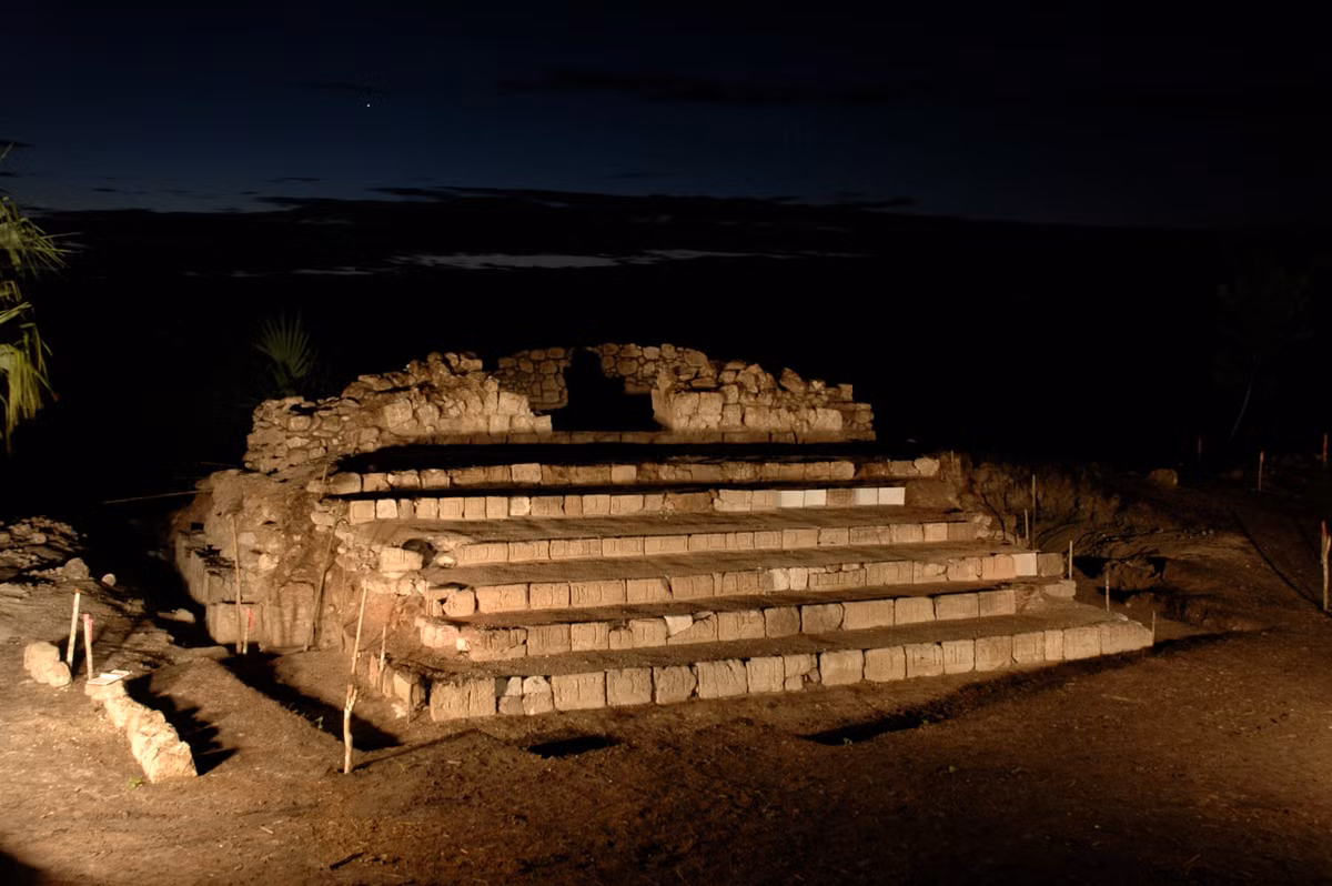 Đó là một hệ thống bậc thang được khắc chữ tượng hình Maya cổ xưa, ước tính có niên đại từ thời kỳ Maya Cổ điển (năm 300 – 900 Sau Công Nguyên). Ảnh: @Viện Nhân chủng học và Lịch sử Quốc gia Mexico.