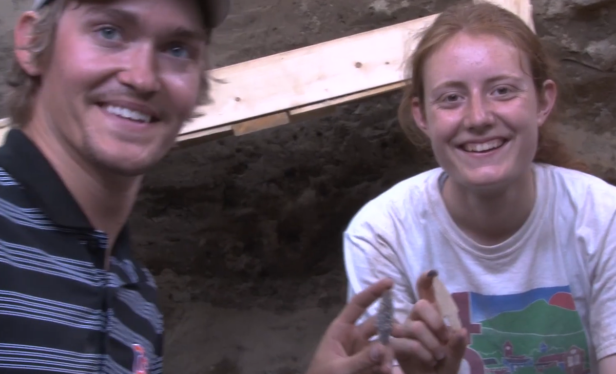 Các chuyên gia giải thích rằng, những đầu mũi tên này được làm từ nhiều loại đá lửa khác nhau. Ảnh: @Đại học Johannesburg.