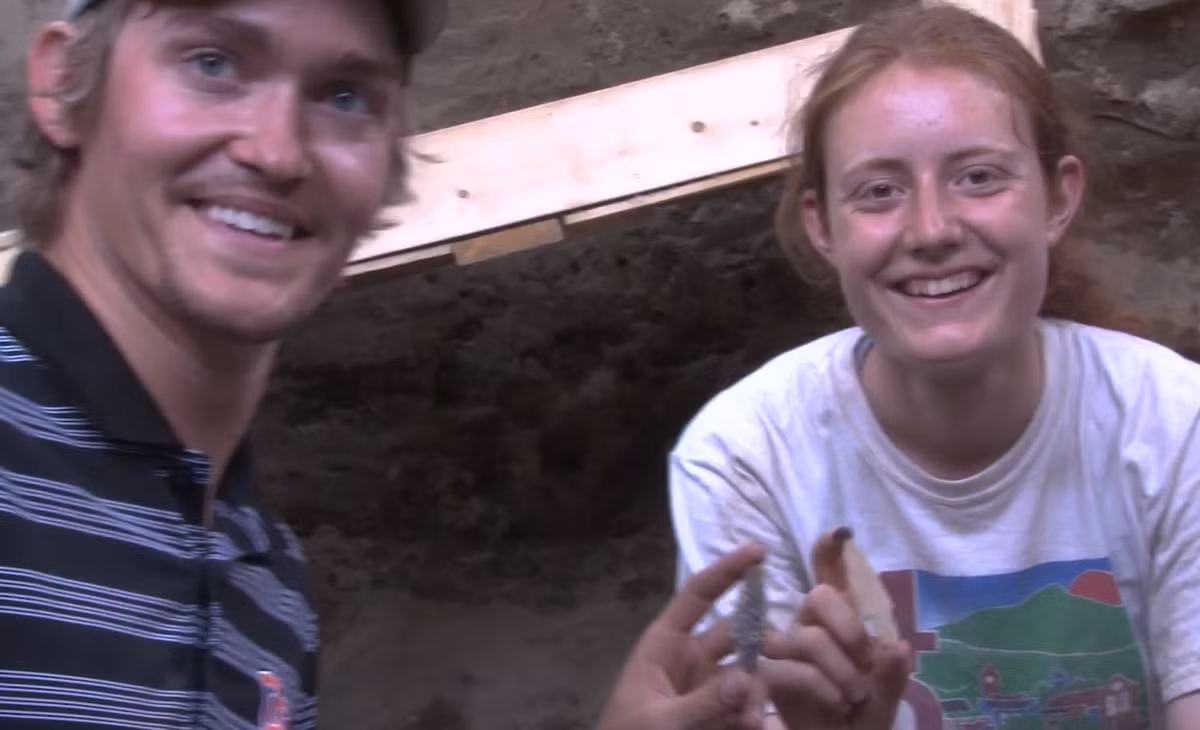 Các chuyên gia giải thích rằng, những đầu mũi tên này được làm từ nhiều loại đá lửa khác nhau. Ảnh: @Đại học Johannesburg.