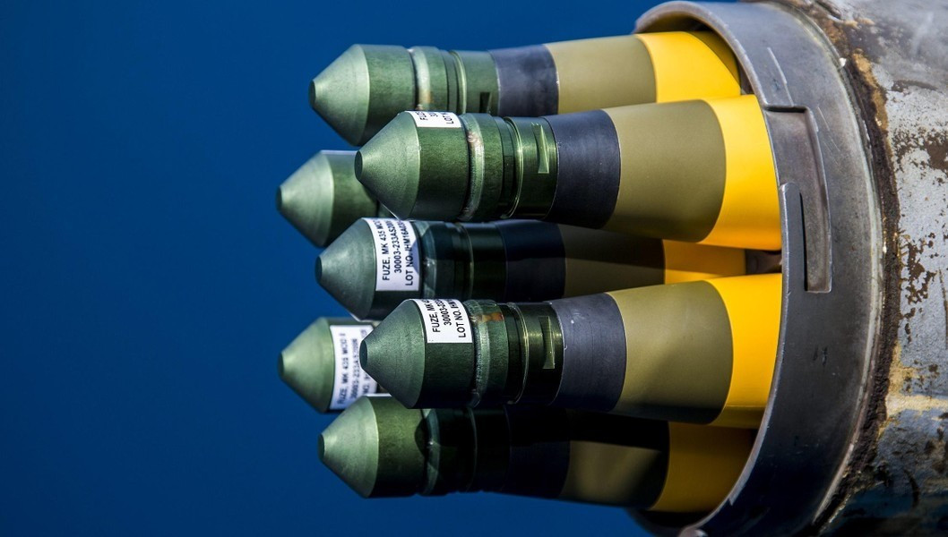 Điểm đáng chú ý là APKWS II không dừng ở dẫn đường laser. Một gói nâng cấp mới đang phát triển, tích hợp thêm đầu dò hồng ngoại để tạo chế độ dẫn đường kép. Nhờ đó, tên lửa có thể hoạt động như vũ khí “bắn và quên”, cho phép phi công dễ dàng chuyển mục tiêu khác mà không cần chiếu xạ laser liên tục.