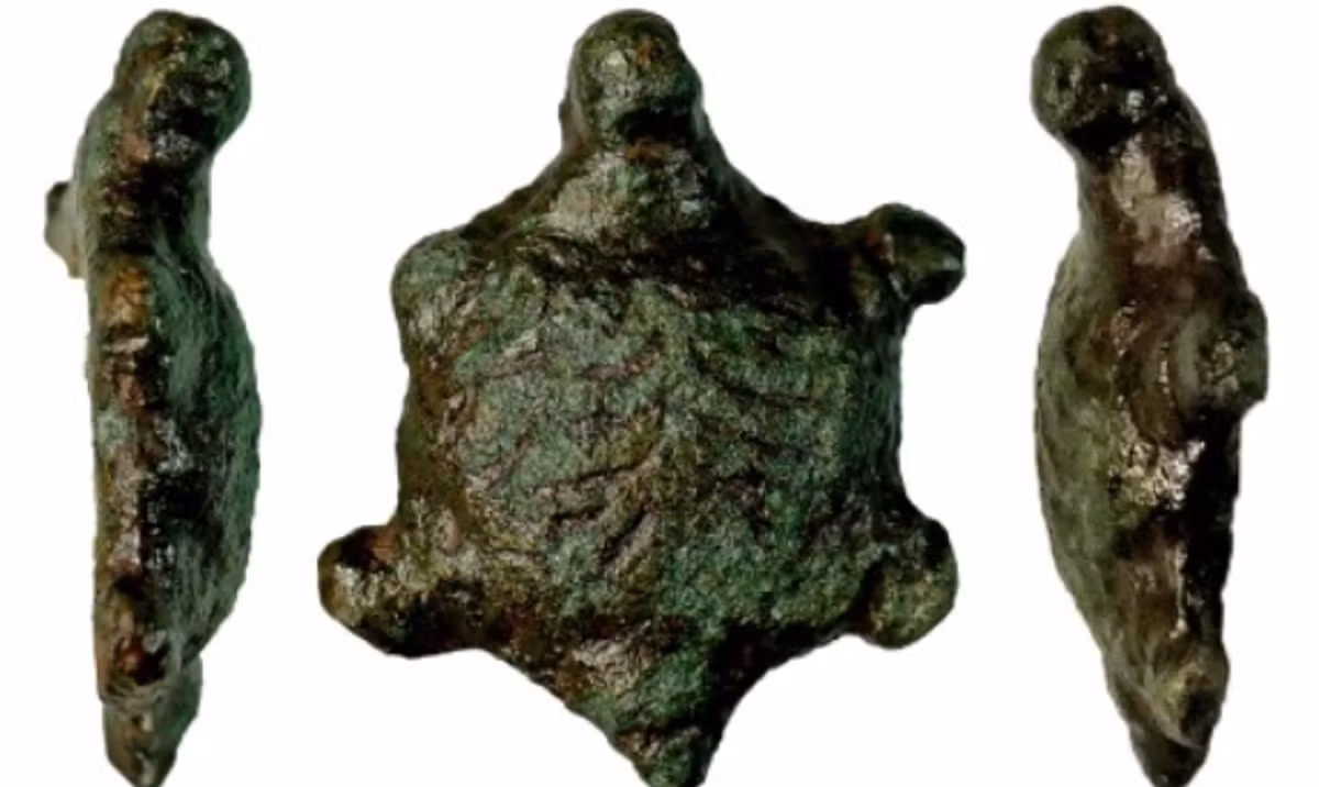 Nói về ý nghĩa của vật thể lạ này, các chuyên gia đến từ Hội đồng Quận Suffolk cho biết, rùa thường được gắn liền với vị thần Mercury trong văn hóa La Mã cổ đại, và Mercury thường được thấy đi kèm với rùa trong các biểu tượng. Mercury là thần thương mại, giao tiếp và lữ hành. Ảnh: @Hội đồng Quận Suffolk.