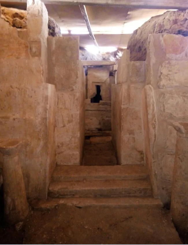 Theo Bộ Du lịch và Cổ vật Ai Cập, được xây dựng bằng gạch bùn không nung, lăng mộ mastaba này có kích thước khoảng 8 mét x 12 mét và bao gồm bảy hố chôn cất, cũng như một hố khác dành cho bát gốm và các vật dụng khác được sử dụng trong nghi lễ mai táng. Ảnh: @Bộ Du lịch và Cổ vật Ai Cập.