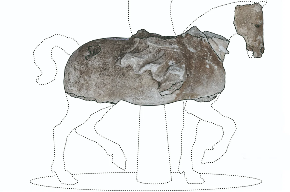 Tại hố sụp đổ ngay cổng thành, các chuyên gia tìm thấy một tác phẩm điêu khắc cưỡi ngựa lớn nhưng không còn nguyên vẹn. Ảnh: @Viện Nghiên cứu Khảo cổ Quốc gia Pháp.