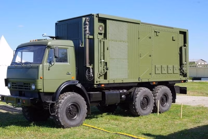 Theo thông tin từ phía Ukraine, UAV đã phá hủy lớp vỏ bảo vệ bên ngoài trước khi tấn công trực tiếp vào trạm radar. Ngoài ra, một sở chỉ huy trinh sát radar gần đó cũng bị đánh trúng, nhiều khả năng là trung tâm điều khiển của chính tổ hợp Valdai. Toàn bộ các đòn đánh đều diễn ra tại khu vực Chornomorske, phía tây bắc Crimea.