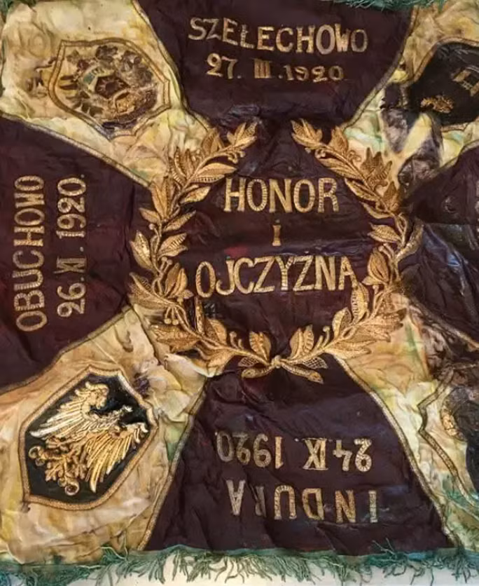 Trong đó, một tấm bạt che có thêu hình cờ hiệu giải thưởng của Sư đoàn Bộ binh số 21, và tấm bạt còn lại có thêu biểu ngữ của Trung đoàn Súng trường Podhale số 4. Ảnh: @ LWKZ – M. Podgórski.