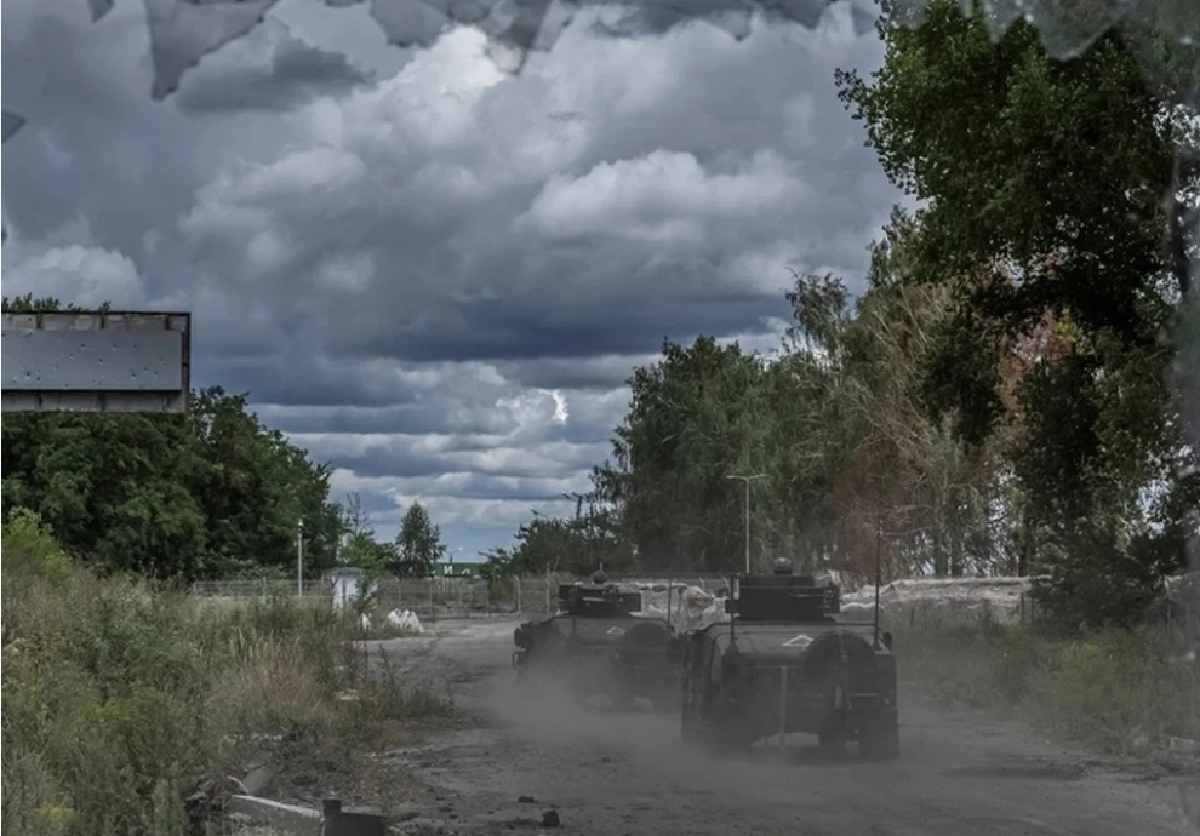 Hiện tại, một chốt lồi của Ukraine chỉ còn một hành lang rộng khoảng 3 km kết nối với bên ngoài, nguy cơ bị bao vây hoàn toàn bất cứ lúc nào. Các đơn vị Ukraine ở phía nam đã bắt đầu rút lui trên quy mô lớn, còn ngôi làng Stara Mykolaivka cũng đã rơi vào tay Nga. Ảnh: Reuters