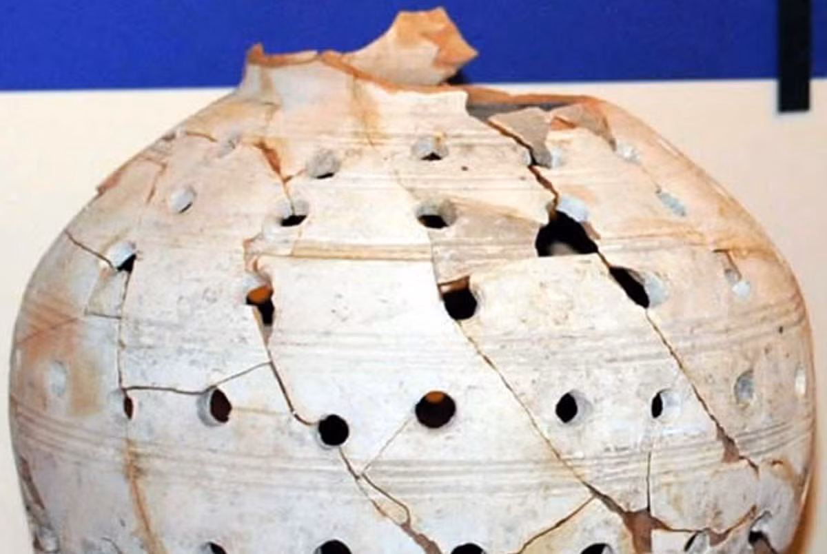 Khi chiếc bình được làm sạch, các nhà nghiên cứu đã rất ngạc nhiên khi phát hiện nó chứa đầy đầy lỗ thủng ở khắp các mặt, và thậm chí còn có một lỗ ở đáy bình. Ảnh: @Bảo tàng Khảo cổ học Ontario.