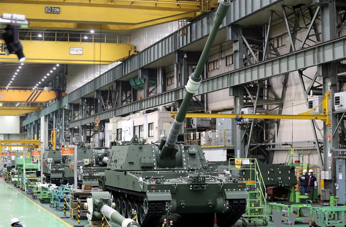 Chương trình phát triển K9 Thunder bắt đầu vào năm 1989. Nguyên mẫu đầu tiên được tung ra và thử nghiệm vào năm 1996. Giai đoạn thiết kế hoàn thành vào năm 1998 và sản xuất hàng loạt bắt đầu vào năm 1999. Chính phủ Hàn Quốc đã trao hợp đồng cho Hanwha Techwin sản xuất K9 Thunder vào tháng 12 năm 1998. Lô K9 đầu tiên được chuyển giao cho Quân đội Hàn Quốc vào năm 1999. Ảnh: @MilitaryLeak.