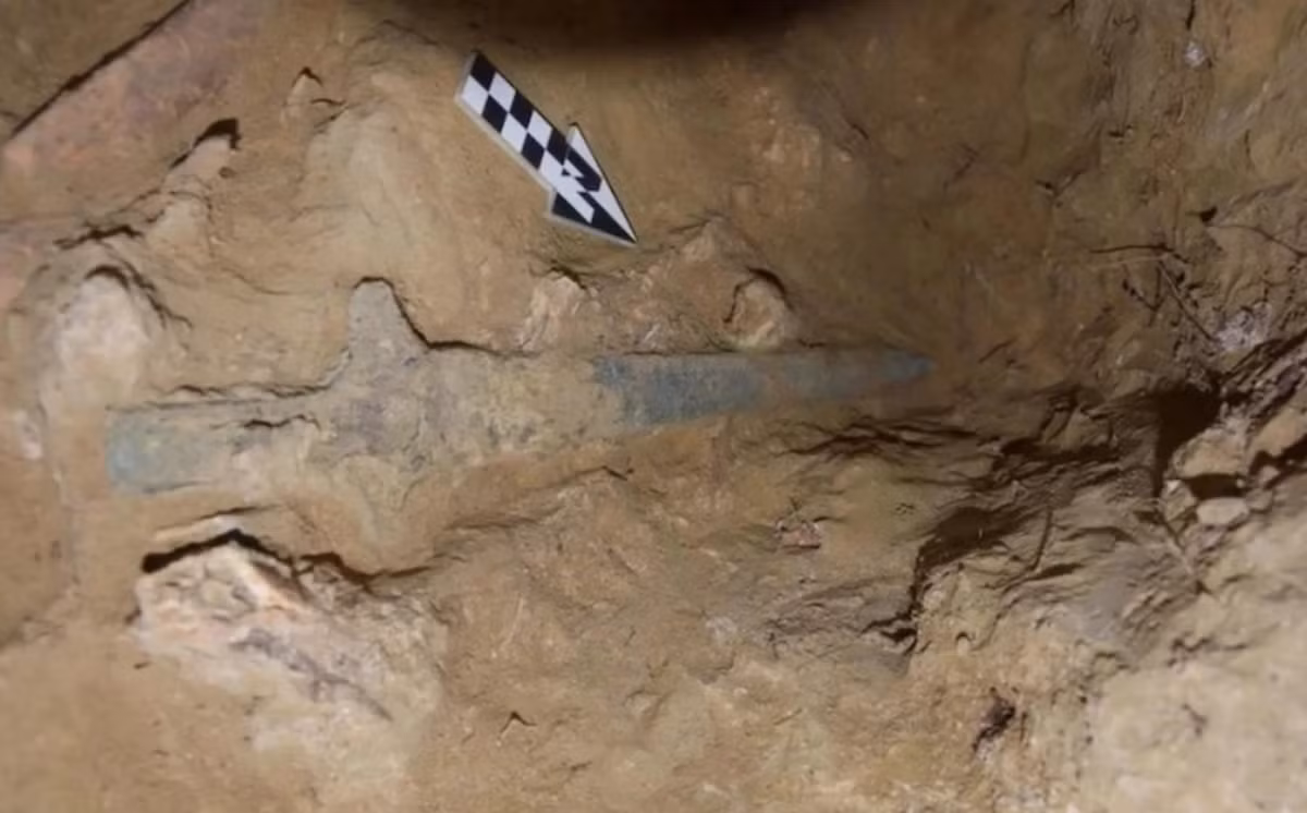 Ngoài ra, trong mộ, các chuyên gia còn tìm thấy nhiều bình hoa, nhiều đá niêm phong và nhiều loại hạt cổ như hạt thủy tinh, hạt cornelian và một bức tượng ngựa bằng đất sét. Ảnh: @Bộ Văn hóa Hy Lạp.