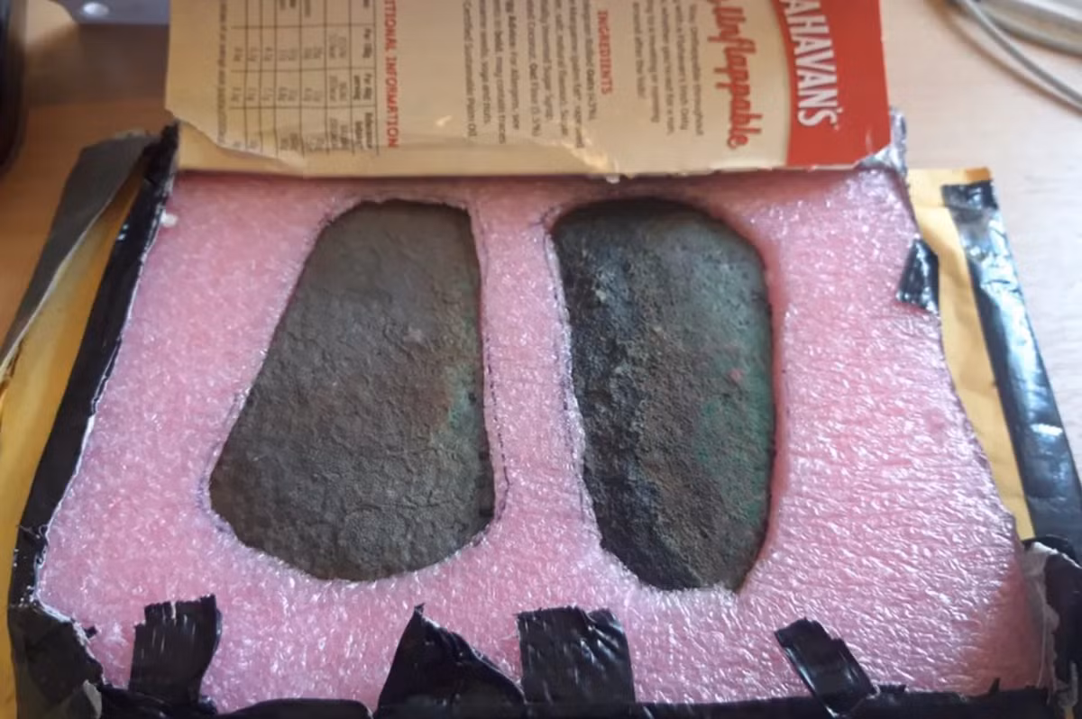 Hai vật thể này ban đầu Thomas Dunne nghĩ rằng, chúng chỉ là mảnh vỡ của lưỡi cày ngựa, hay là một loại kim loại phế liệu nào đó, và suýt nữa đã ném chúng trở lại con mương. Ảnh: @Bảo tàng Quốc gia Ireland.