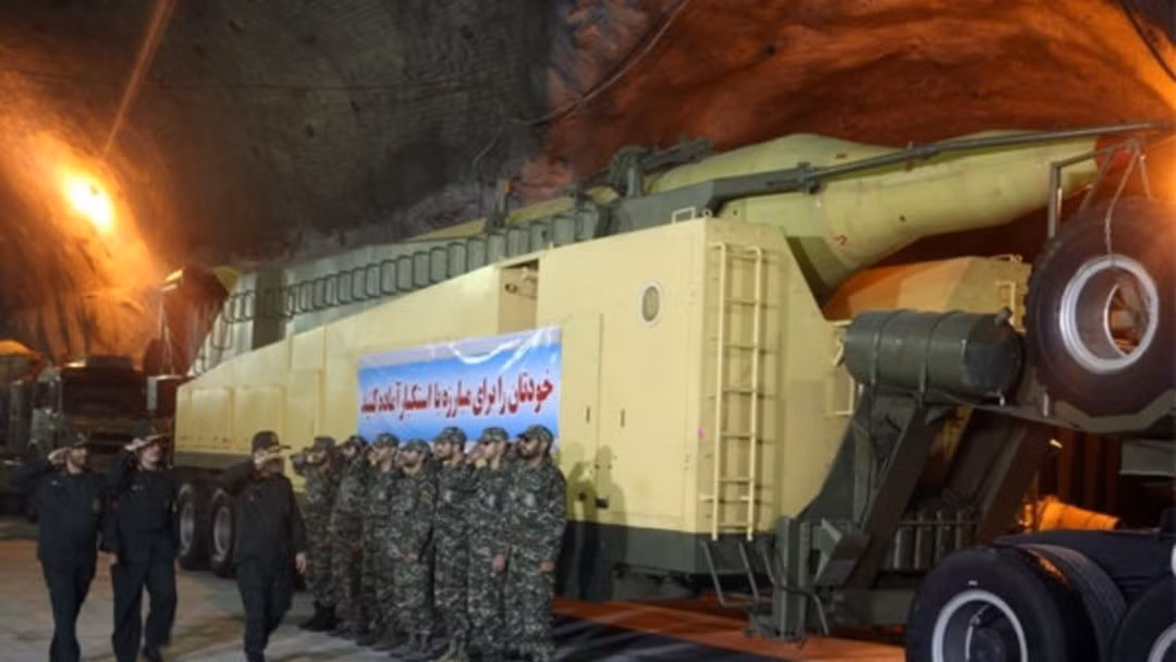 Các kho vũ khí, trung tâm chỉ huy và bệ phóng được đặt sâu hàng chục mét dưới lòng đất, có khả năng chống chịu trước nhiều loại bom xuyên phá và tên lửa hành trình hiện đại.