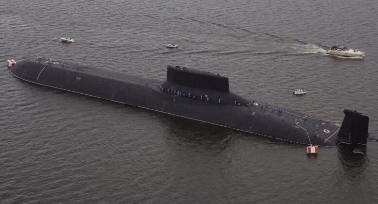 Con tàu dài khoảng 175 mét, rộng hơn 23 mét, gần tương đương hai sân bóng bầu dục đặt liền nhau. Kích thước khổng lồ này giúp Typhoon mang tải trọng vũ khí lớn chưa từng có trong lịch sử tàu ngầm.