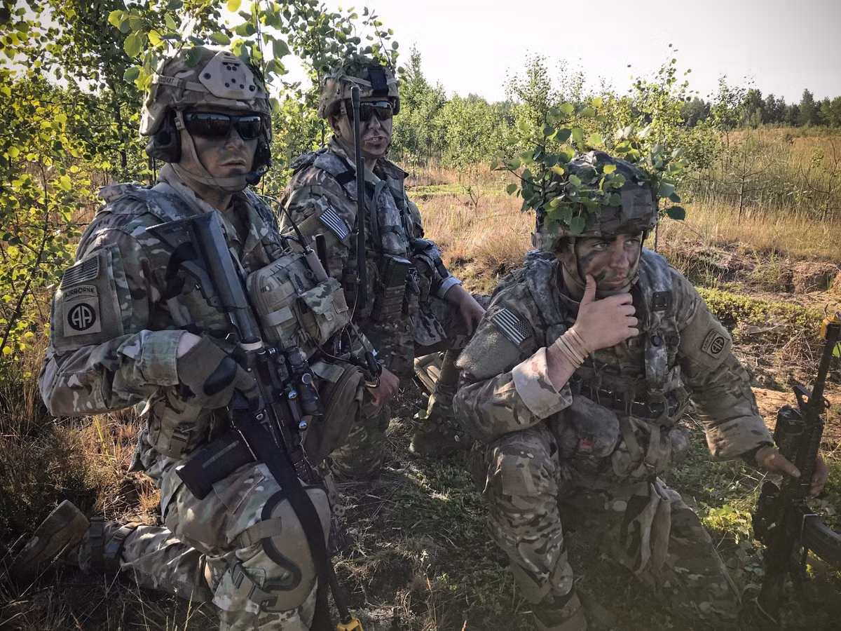 Chiến thuật chủ đạo là “đột nhập cưỡng bức” - đổ bộ vào lãnh thổ đối phương, chiếm sân bay, cảng hoặc nút giao chiến lược. Đây là mũi nhọn mở đường cho lực lượng hạng nặng phía sau.