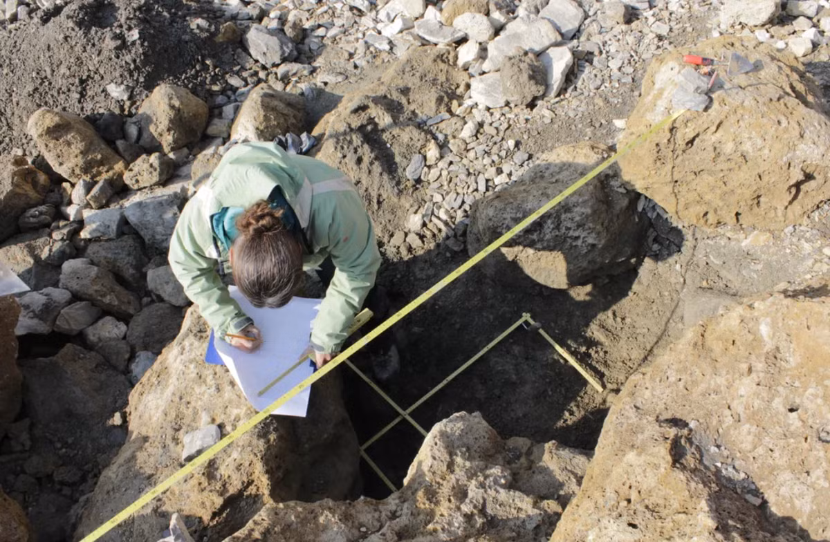 Sau khi làm sạch rồi tiến hành thăm dò, phân tích khảo cổ học chuyên sâu, kết quả cho thấy, đó là một chiếc bình đựng thức ăn cổ. Ảnh: @Viện Nghiên Cứu Atlas Obscura.