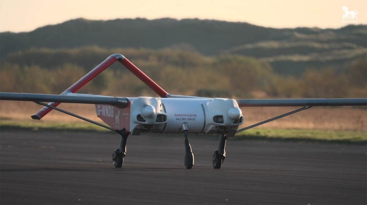 Ở lĩnh vực hậu cần tầm xa, ULTRA MK2 của Windracers là quân bài chiến lược. UAV hai động cơ cánh cố định dài 10 m, mang 150 kg hàng hóa với tầm bay 1.000 km, có thể thả hàng bằng dù hoặc mang cảm biến ISR cỡ lớn. Mẫu này đã phục vụ tại Ukraine từ năm 2023, chứng minh độ ổn định cao trong điều kiện chiến đấu thực tế.