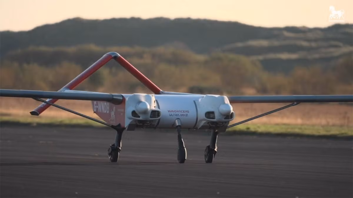Ở lĩnh vực hậu cần tầm xa, ULTRA MK2 của Windracers là quân bài chiến lược. UAV hai động cơ cánh cố định dài 10 m, mang 150 kg hàng hóa với tầm bay 1.000 km, có thể thả hàng bằng dù hoặc mang cảm biến ISR cỡ lớn. Mẫu này đã phục vụ tại Ukraine từ năm 2023, chứng minh độ ổn định cao trong điều kiện chiến đấu thực tế.