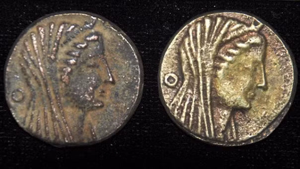 Những đồng tiền này còn trong tình trạng tốt và là kho tiền xu lớn đầu tiên của triều đại Ptolemaic được tìm thấy. Ảnh: @Cơ Quan Cổ Vật Ai Cập.